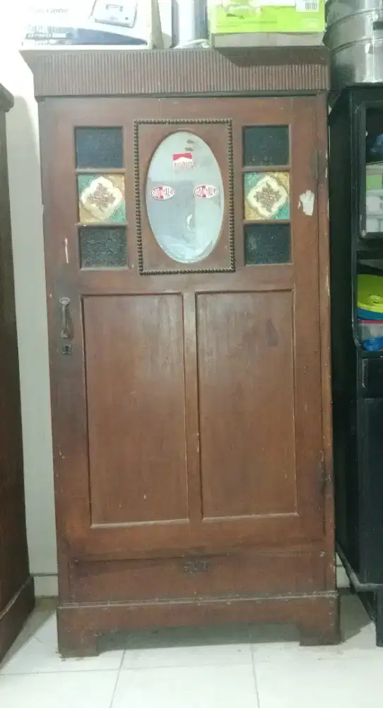 Lemari antik jaman Belanda