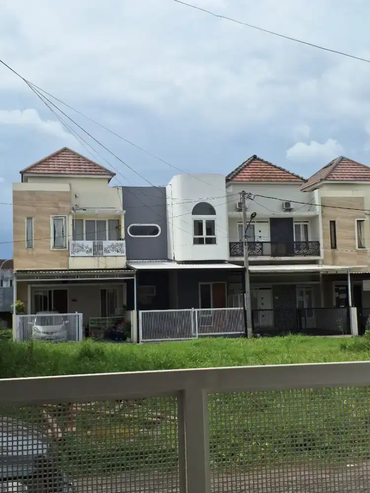 Di sewakan rumah 2 lantai santorini