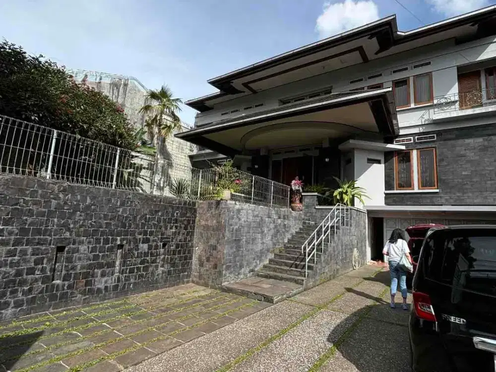 Dijual Rumah / Villa dekat Pasar Alun Alun Lembang luas 1.265 m2 lb 650 m2 semi furnished parkiran luas, siap huni!! nego