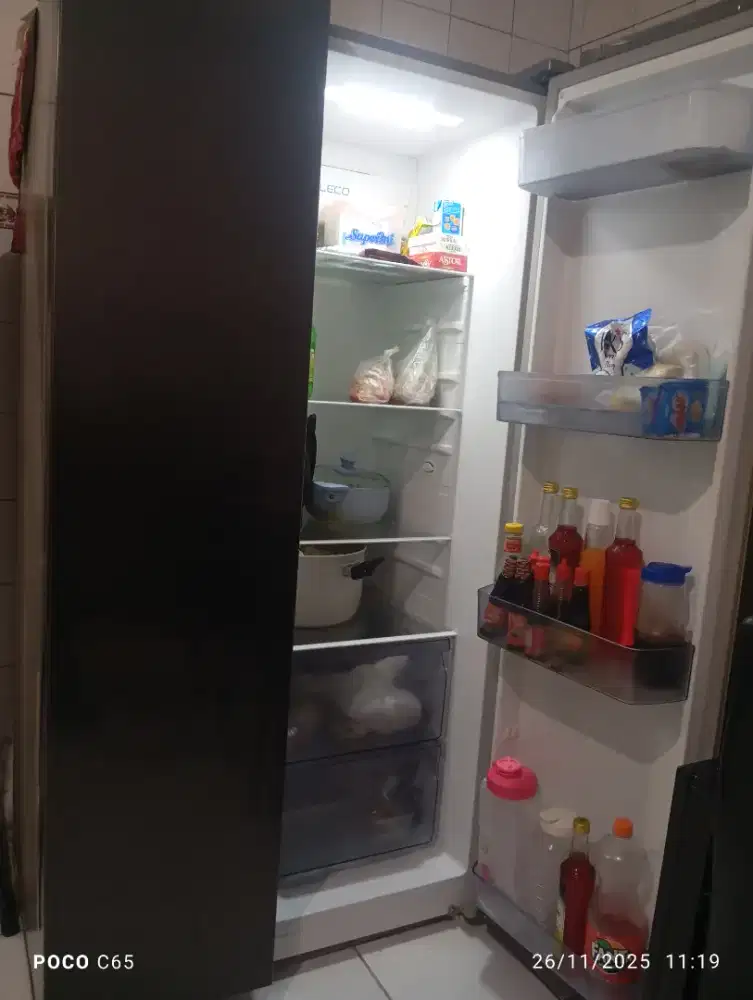 Di Jual Kulkas 2 Pintu Kanan Kiri Warna Hitam