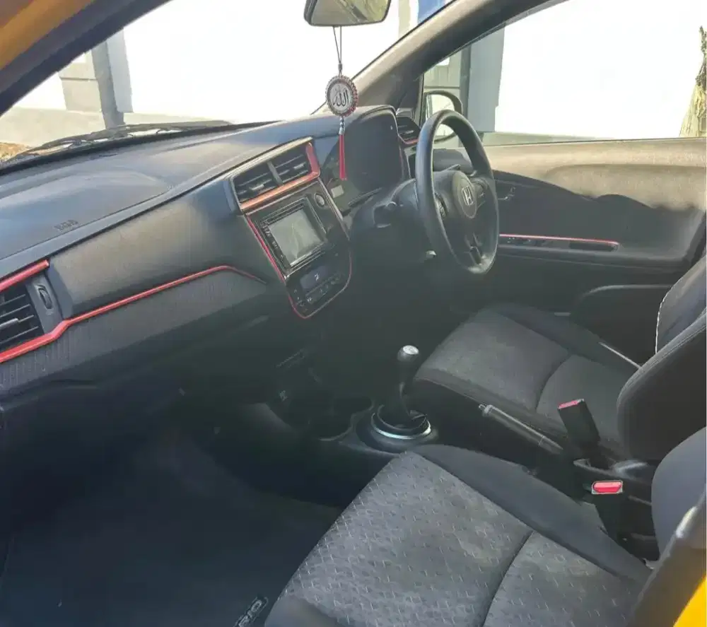 Honda brio rs kuning