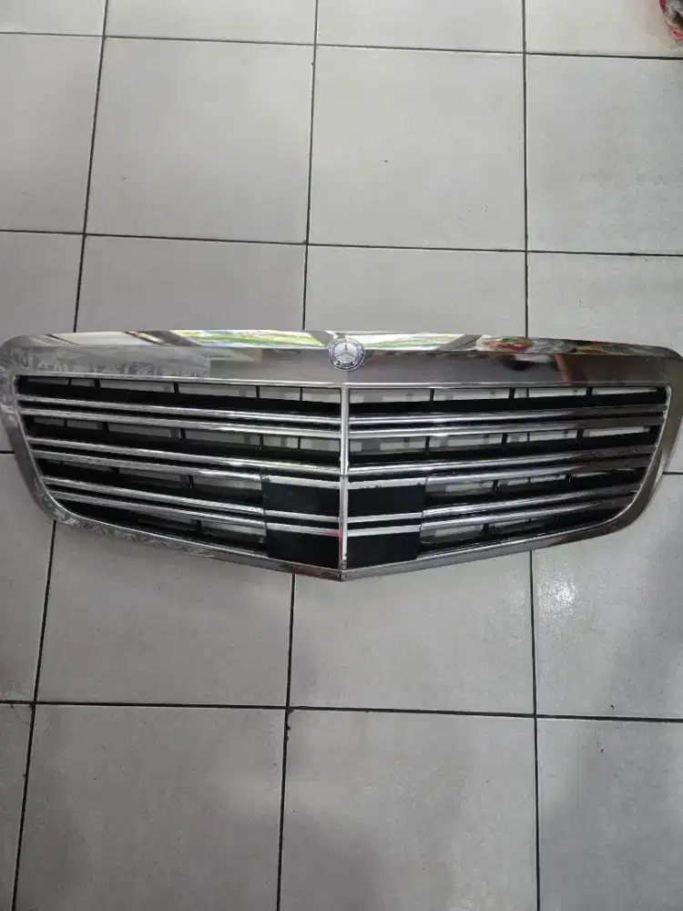 Grill mercedez w 221 facelift berikut logo mercedes original