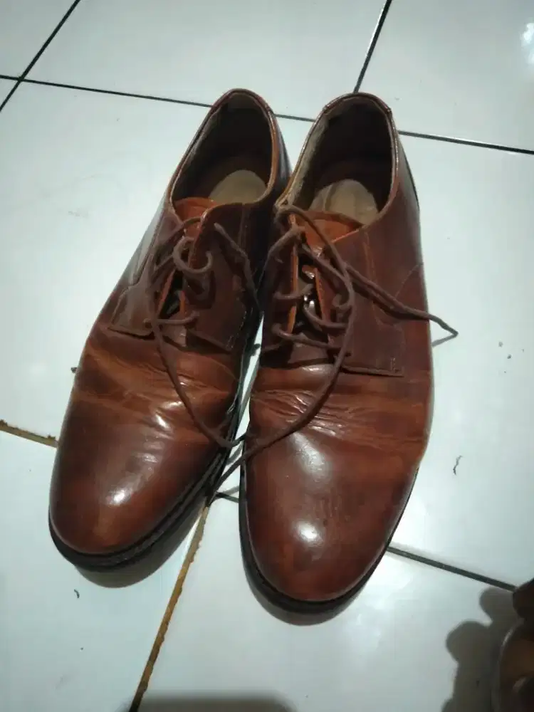Sepatu kulit pria