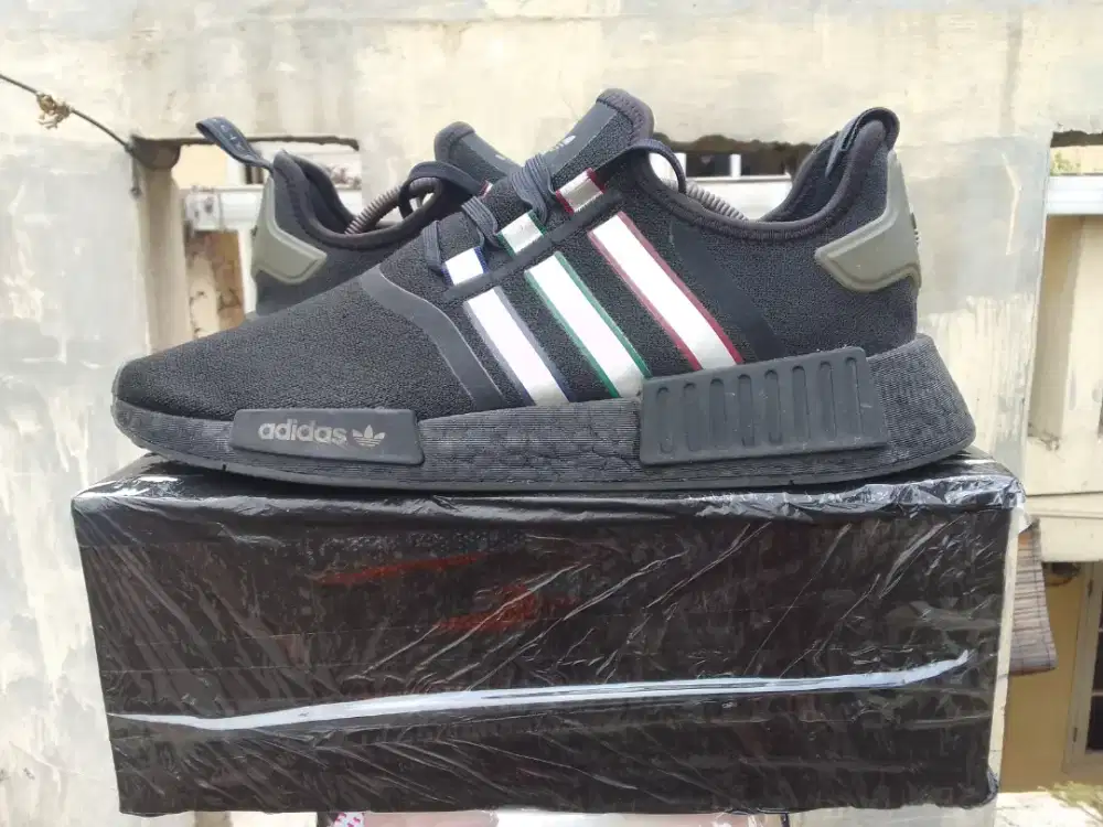 Sepatu adidas nmd r1
