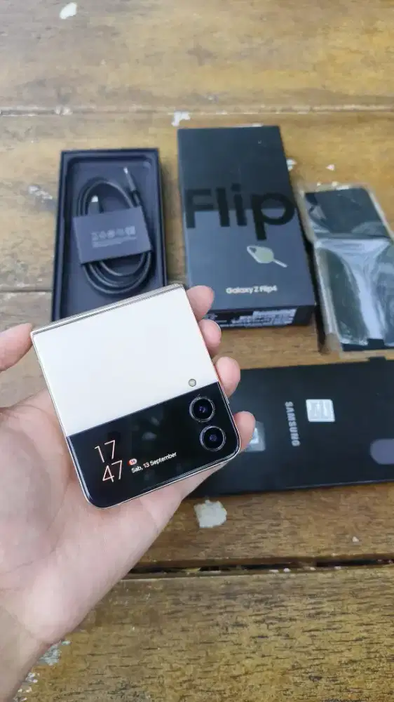 Samsung Z Flip 4 8/128 SEIN