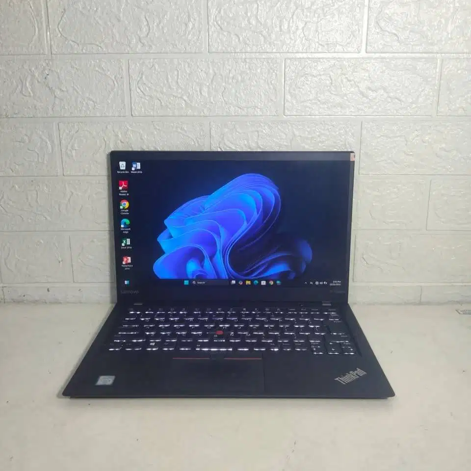 Lenovo X1 Carbon 5th Core i5 Gen6 RAM 8 SSD 256 Intel HD Graphic 14in