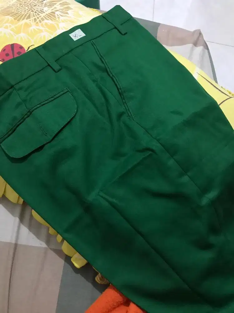 Celana kerja hijau