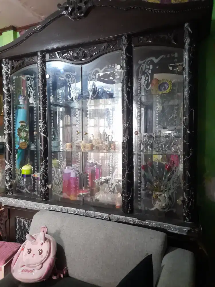 Lemari kaca 4 pintu