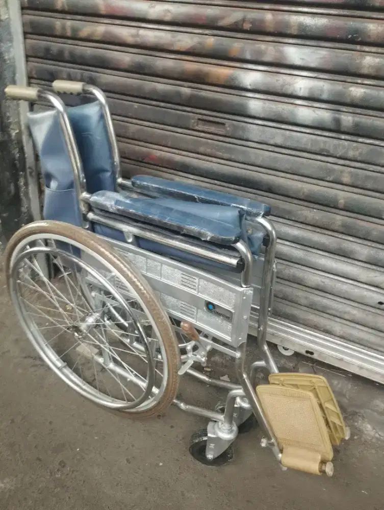 Kursi roda bekas siap pakai