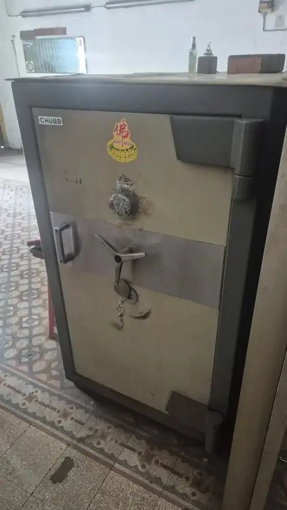 Brankas chubb bekas toko emas