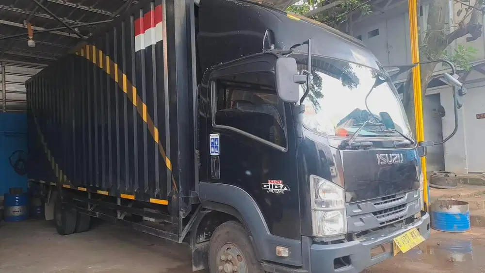 MULUS+banBARU MURAH Isuzu Giga engkel 4x2 FRR Box besi 2023 bok