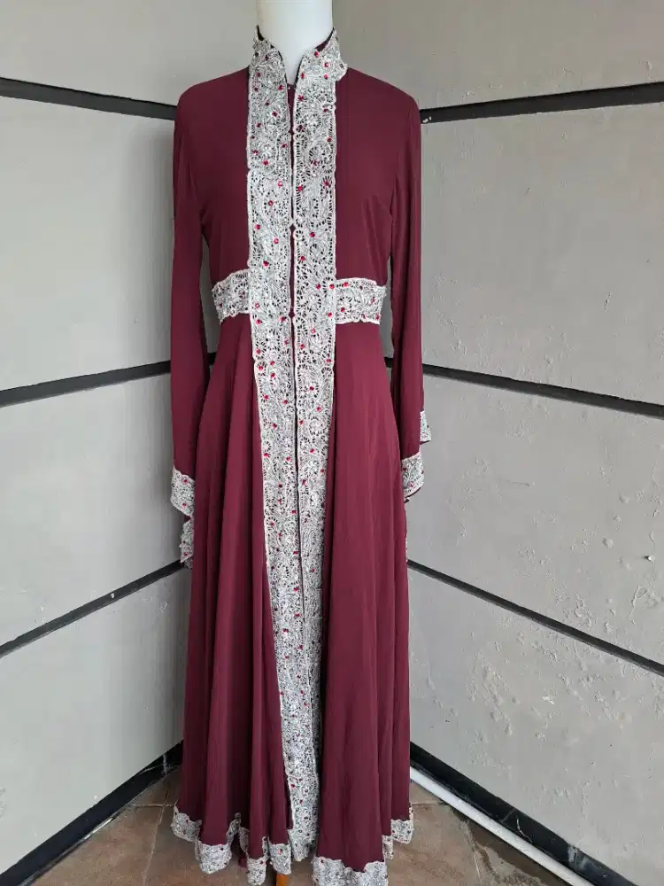 Dijual selakunya. Daripada menuh menuhin lemari