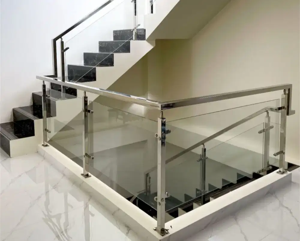 Railing tangga, Balkon