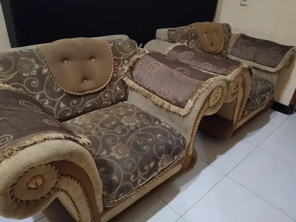 Bangku sofa dan meja lama