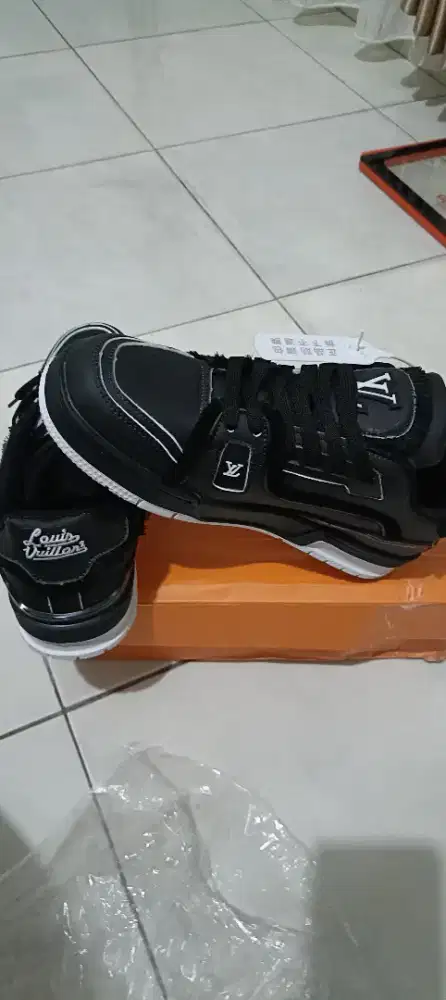 Sepatu pria dan wanita