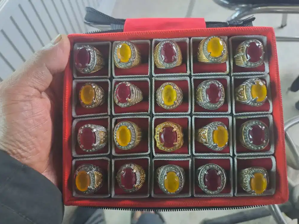 Cincin batu Ruby dan yellow safir