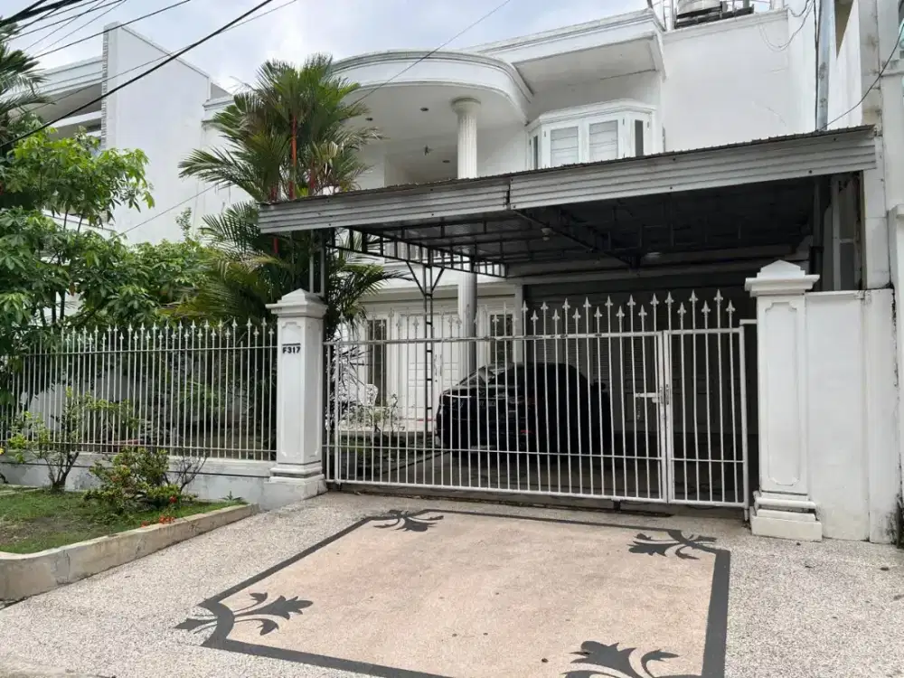 Di Jual Rumah, Lokasi istimewa tanpa gang,
Harga Rp 11,9 Miliar