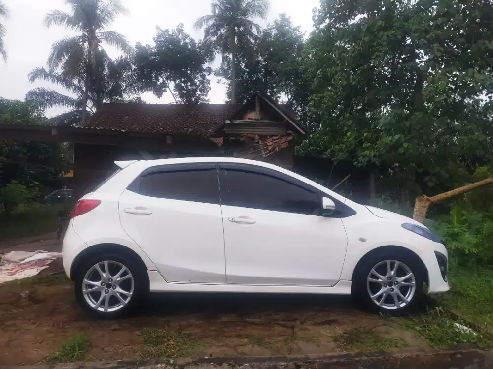 Mazda2 manual 2012