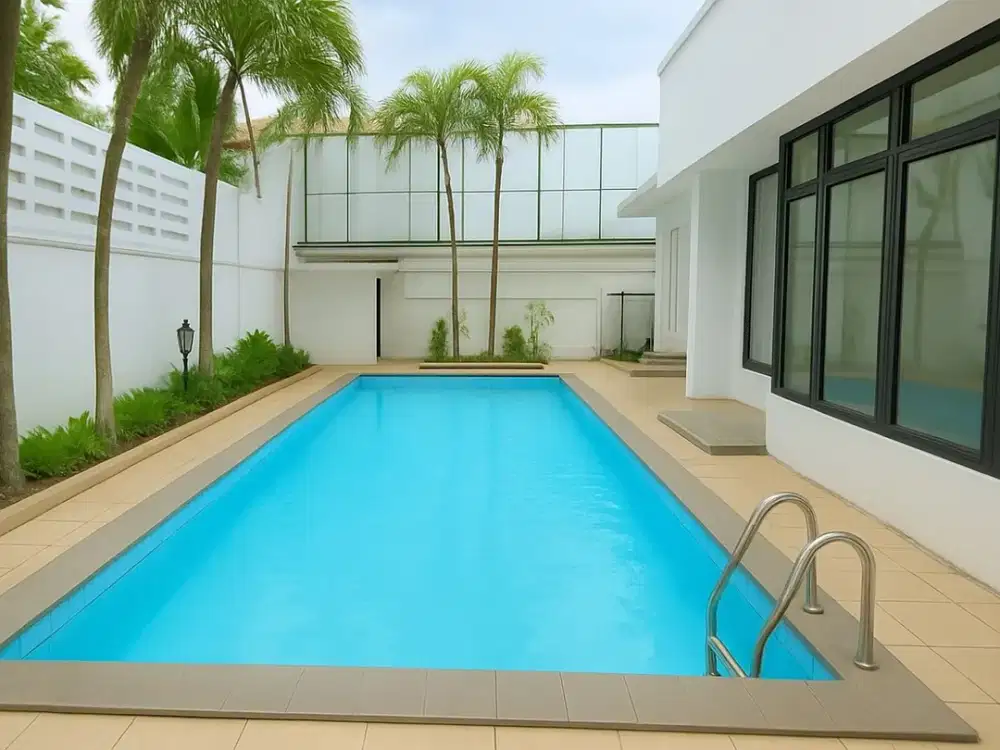 Sewa Rumah Eksklusif di Pejaten Dekat Pejaten Village & AIS – Kolam Renang Pribadi