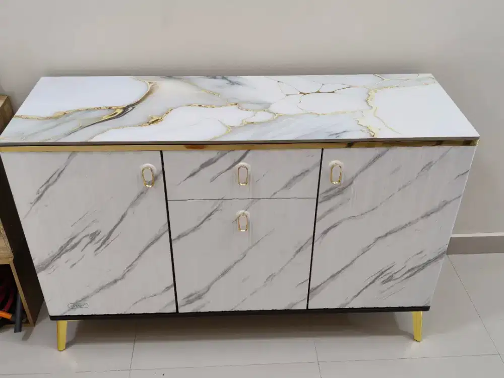 Dijual lemari ukuran panjang 120cm.lebar 40 cm,tinggi dari lantai 79cm