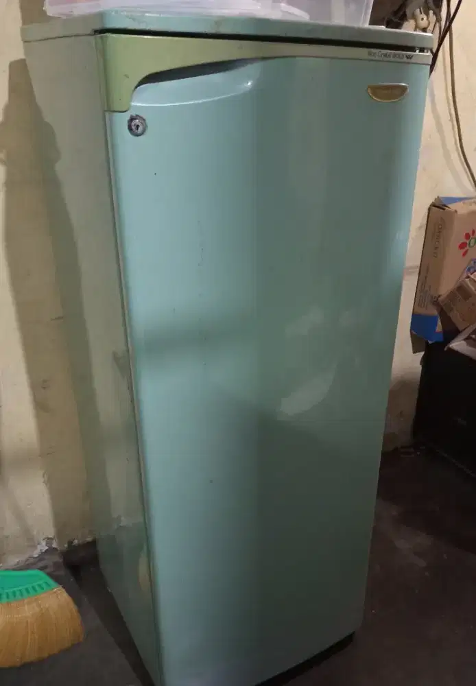 Jual kulkas 1 pintu dobel freezer merek sharp