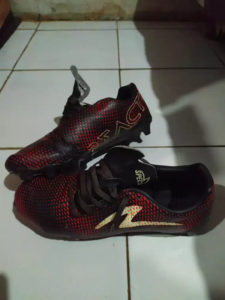 Sepatu bola specs