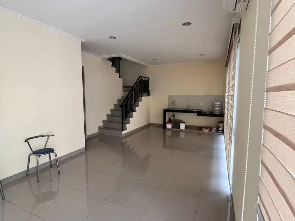 sewa rumah 2 lantai PIK 2 uk 8x10m kosongan ada AC & gordyn