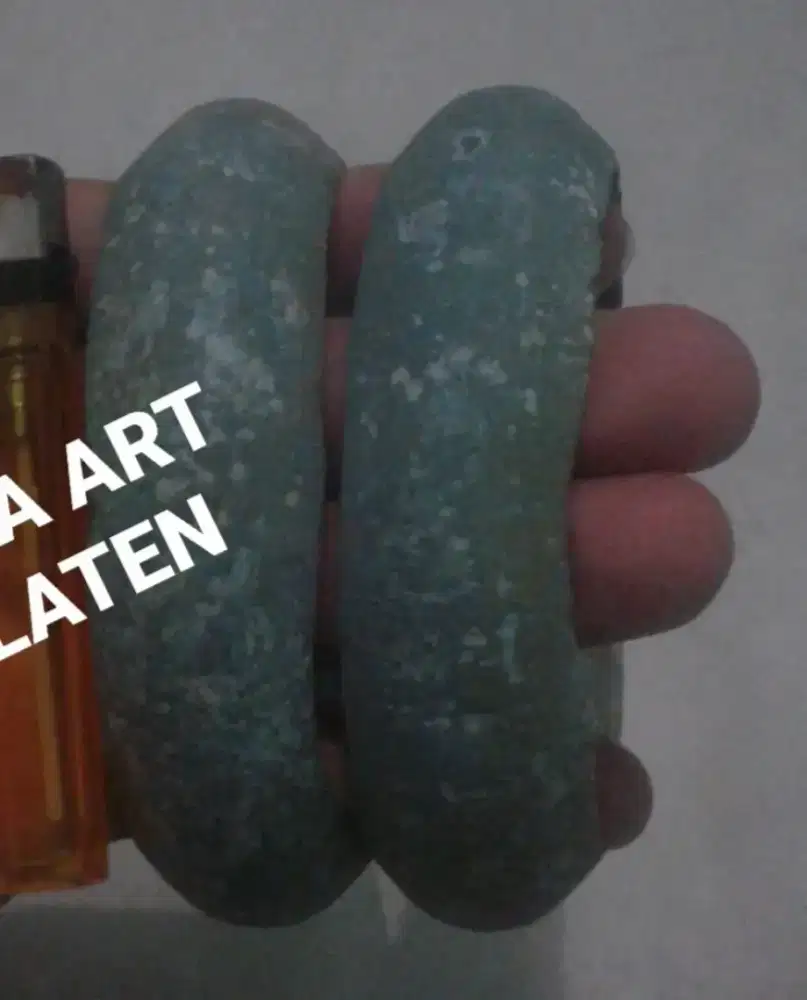 Sepasang gelang bahu temuan