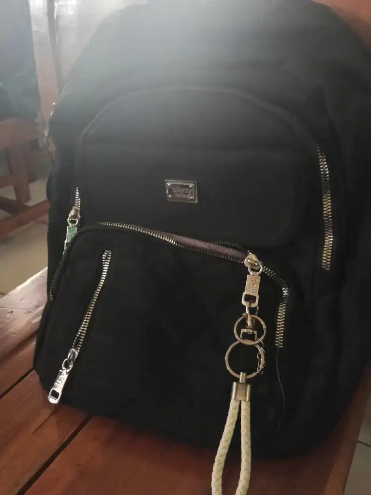 Tas Selempang Hitam — “Urban Simple Utility” (Elegant Minimalist)