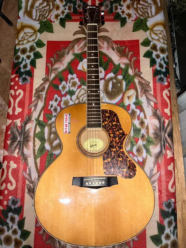 Gitar gibson semi akustik