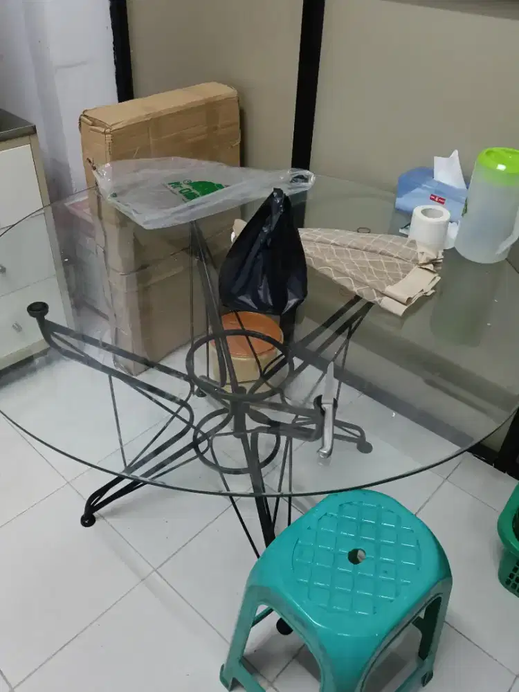 Meja makan kaca minimalis