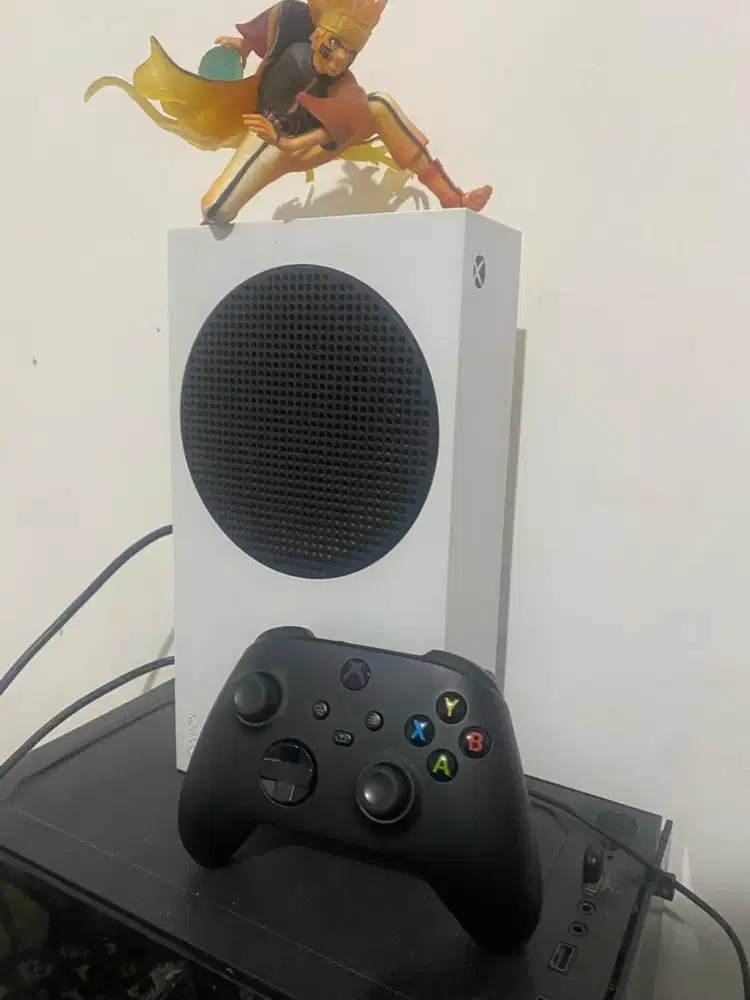 xbox series s + controller (bonus game monster hunter wild)