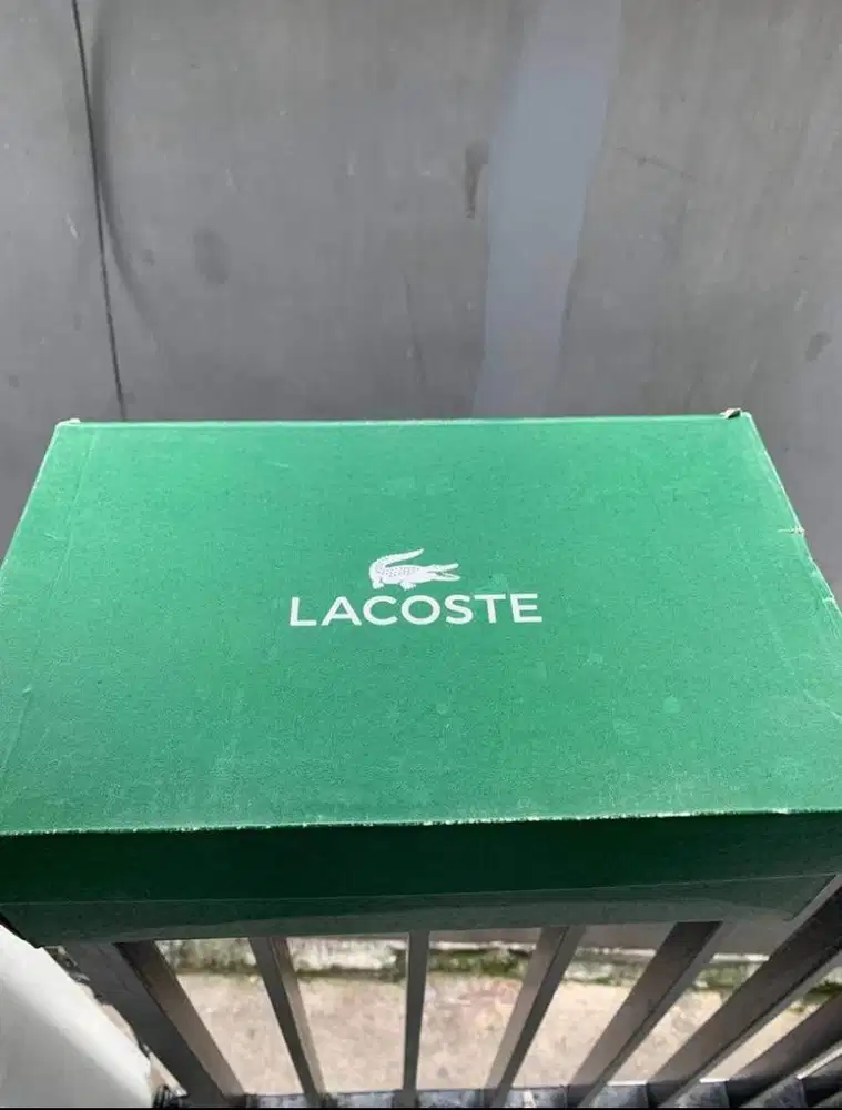 Sepatu pria lacoste