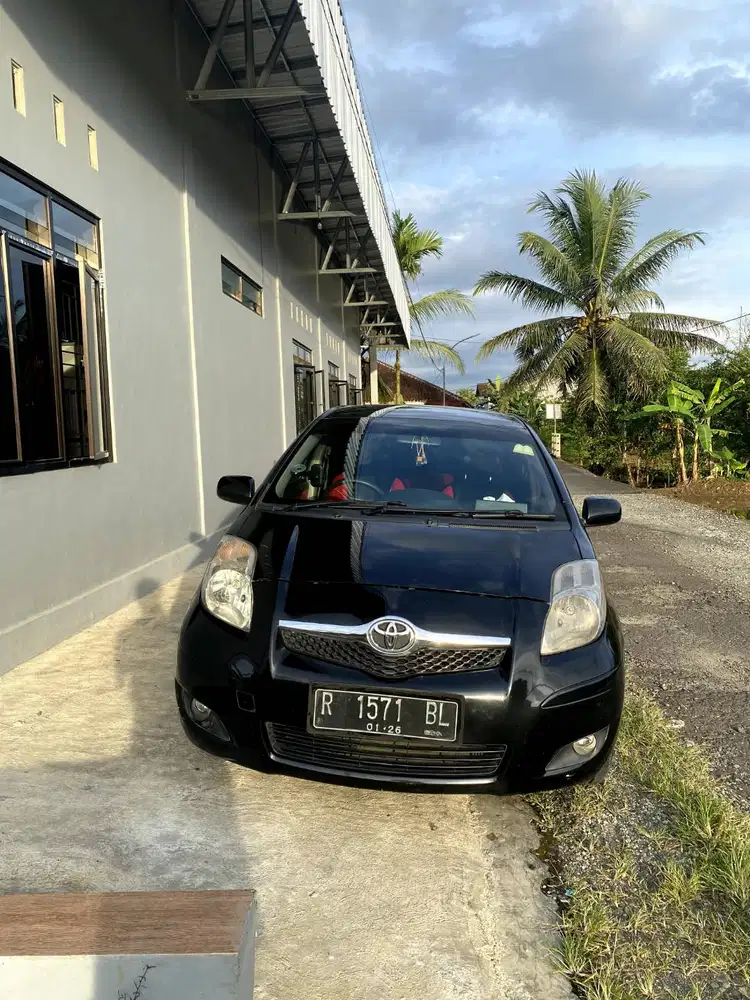 Toyota Yaris E 2010 – Manual • KM 106rb • Hitam