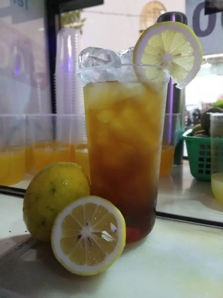 karyawan perempuan jaga es teh solo