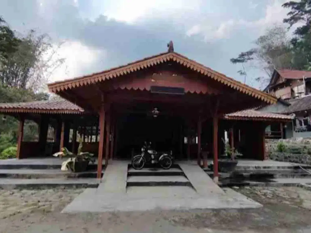 Resto dan Villa Bagus Strategis di Karanganyar