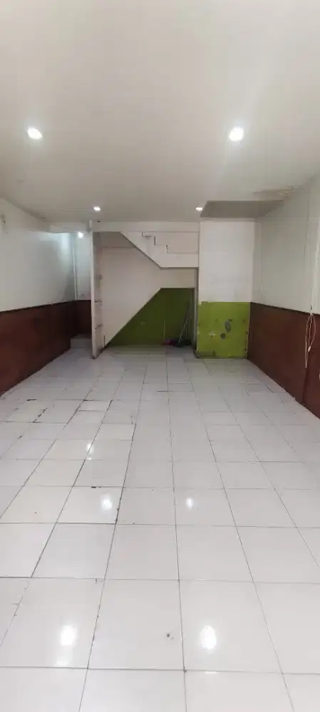 Disewakan Ruko 3 lantai di jalan utama TKI 1