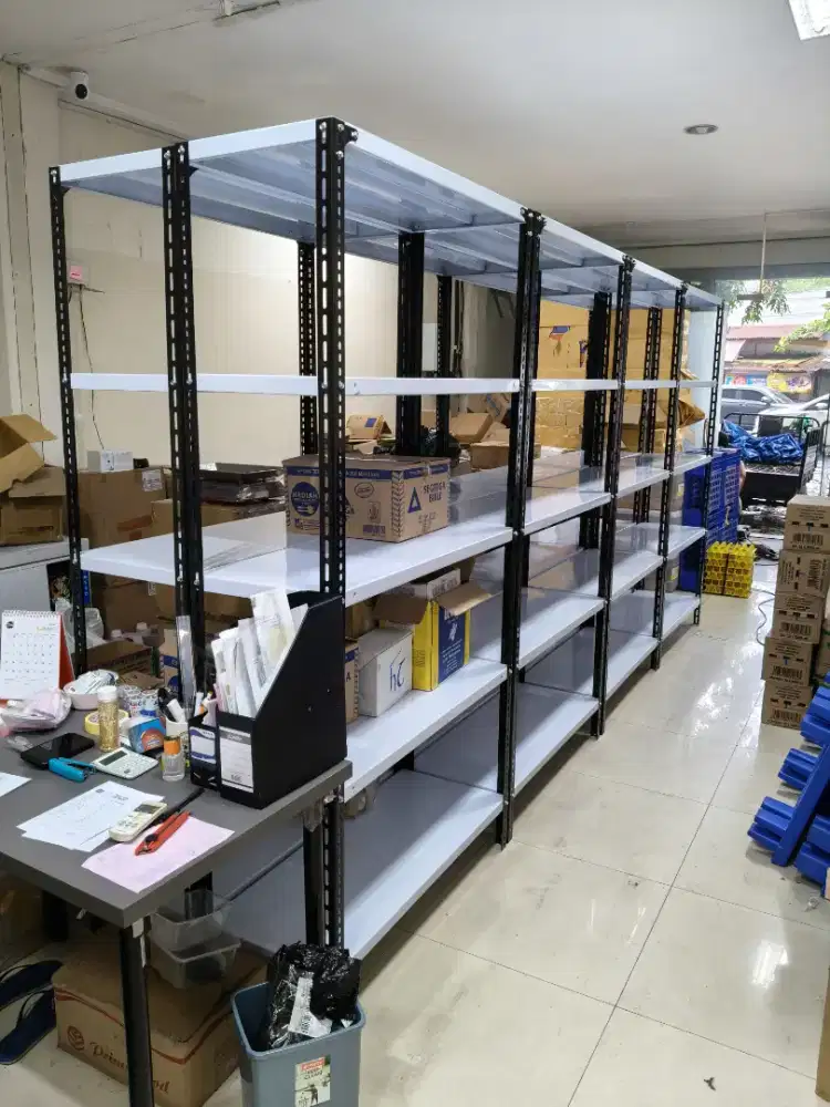 Rak besi siku lubang ramping