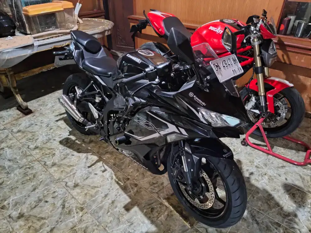 Kawasaki ZX25R hitam th2024