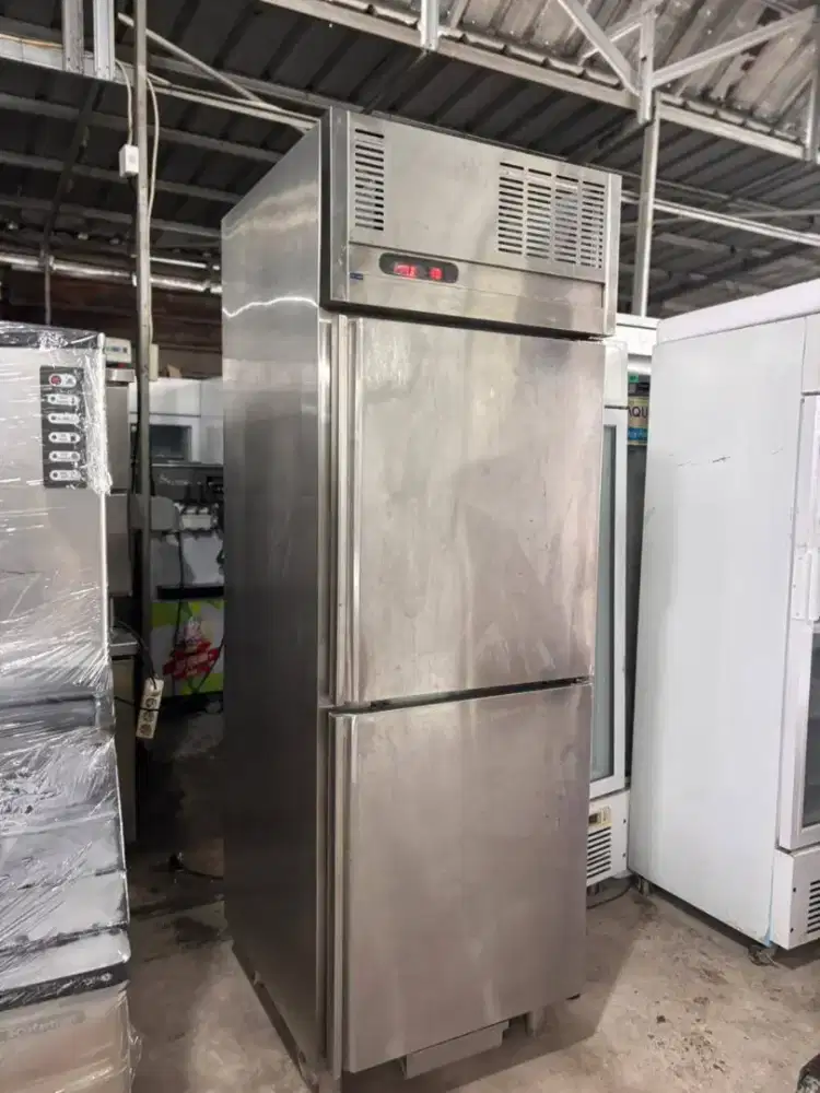 Upright freezer 
Merk Sanden 

Harga 6.000.000