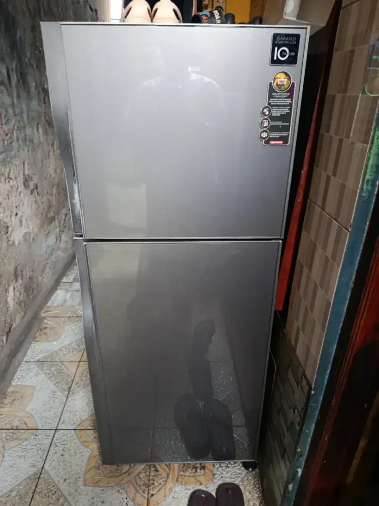 Kulkas 2 pintu merek polytron