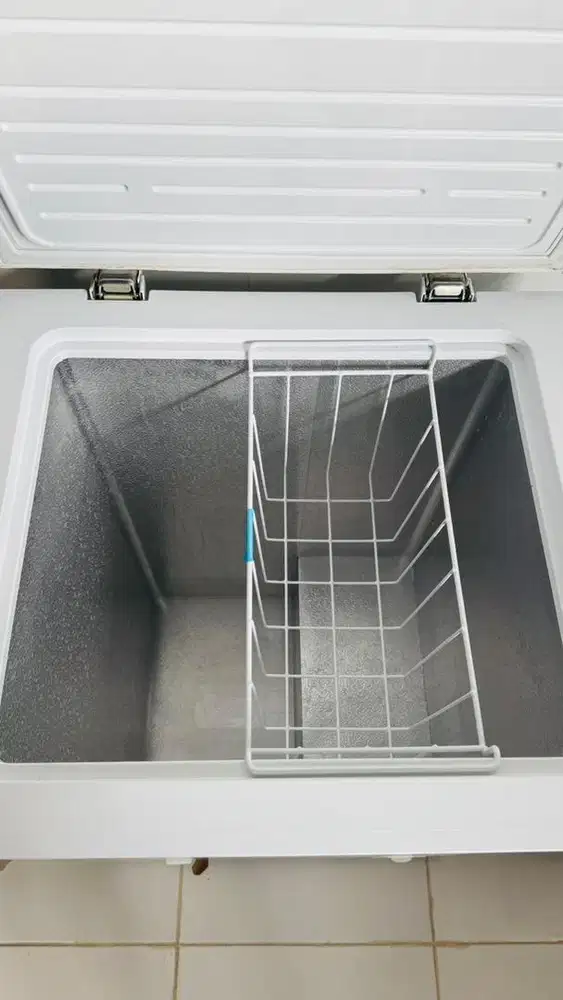 Freezer Midea warna Putih