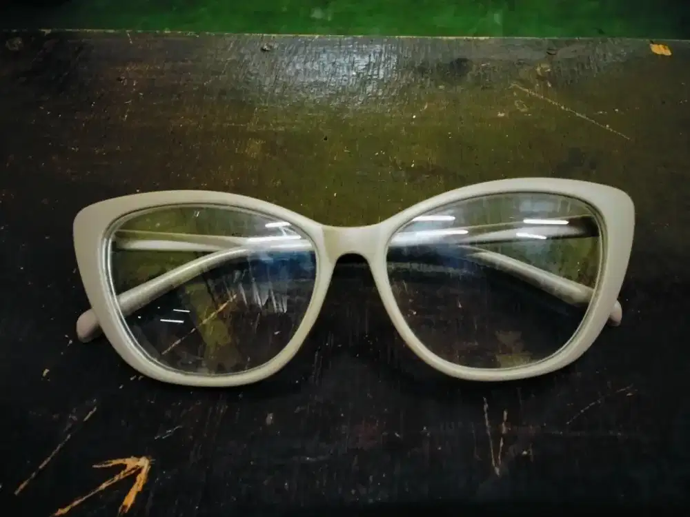 Kacamata Cat-Eye Retro Elegan – Stylish dan Kekinian