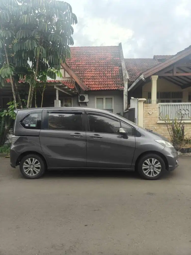 Honda Freed 1.5 E CVT '15 - Tangan-1 dari baru.
