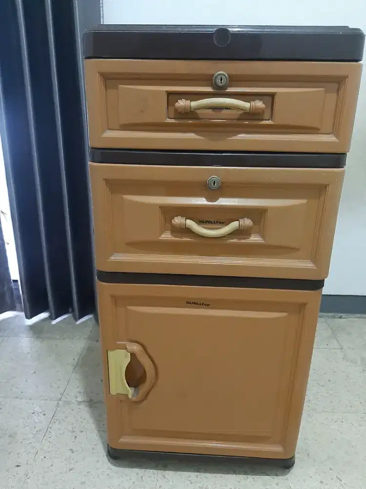 Lemari plastik coklat 3 susun ada kaca dan roda