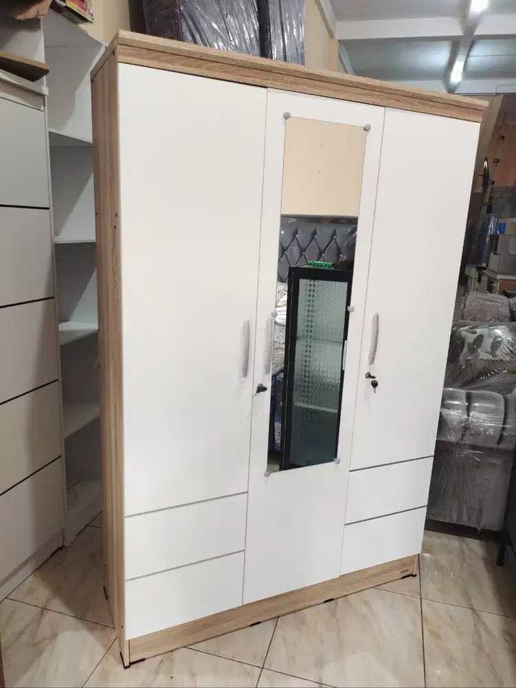 LEMARI BAJU 3 PINTU