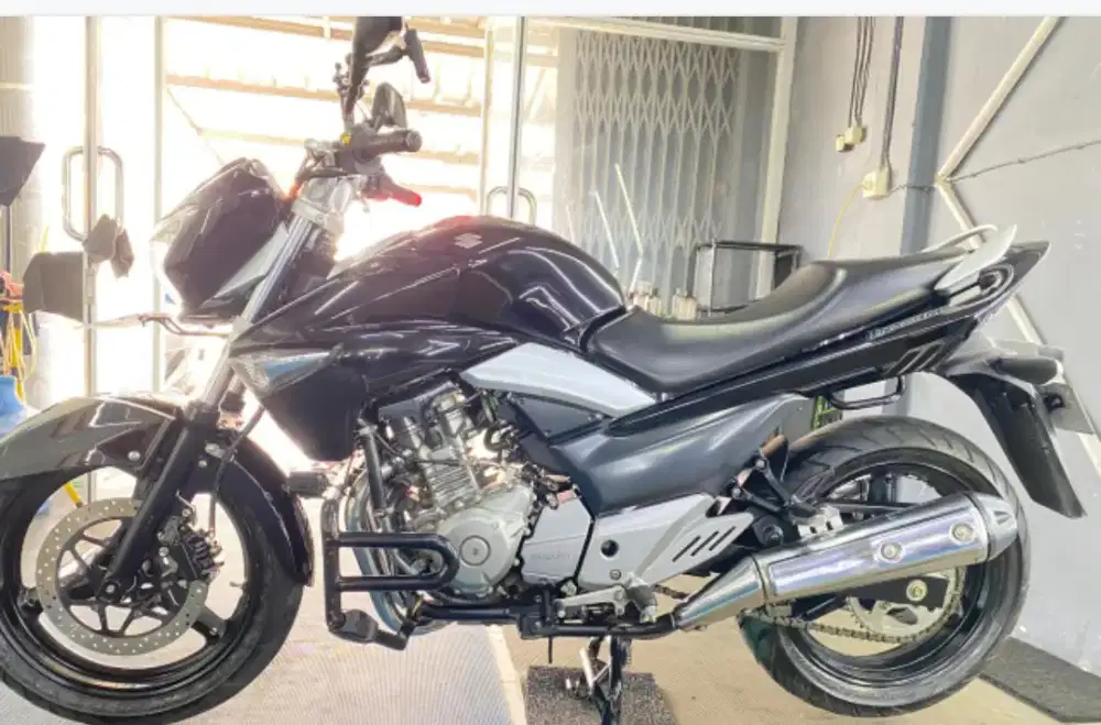 Suzuki inazuma 250 cc hitam mulus
