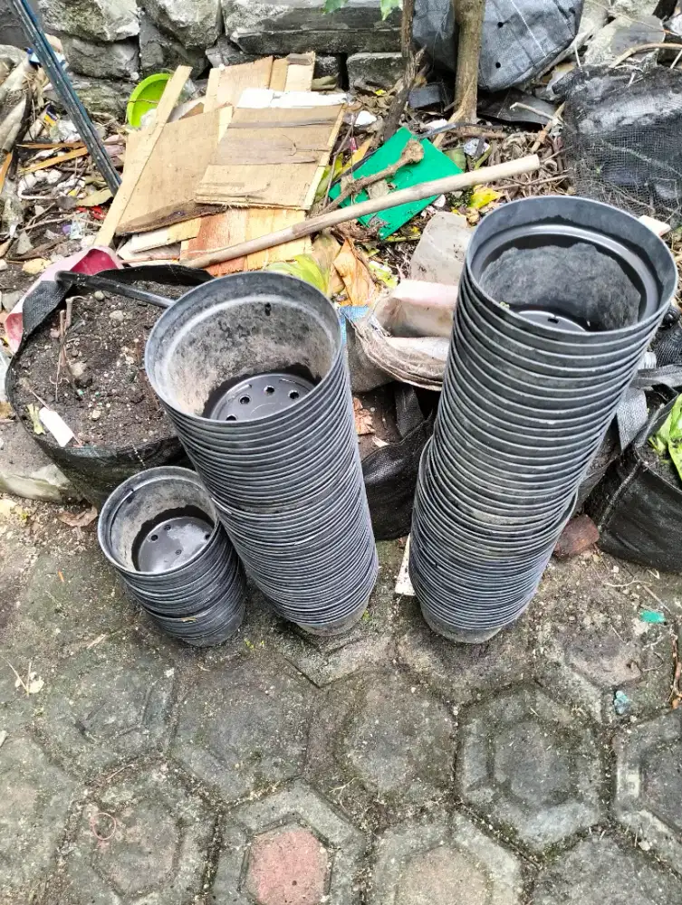 Pot bunga ukuran besar kecil kurleb 200 pcs