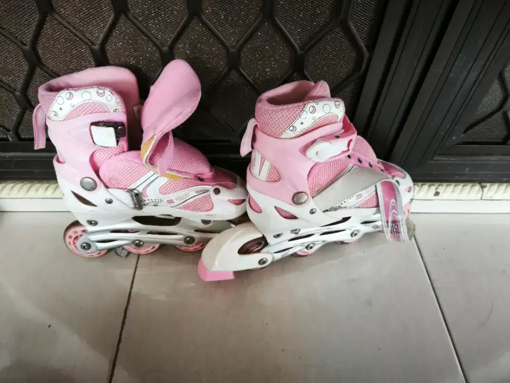 Dijual sepatu roda pink buat anak