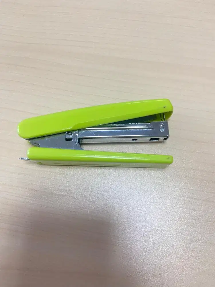 Stapler Mini Warna Hijau Cerah